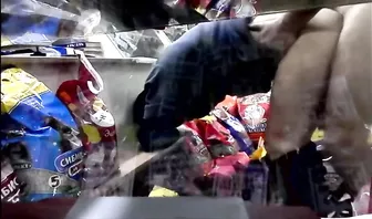 Продавщица ебется с покупателем и сосет ему в обеденный перерыв