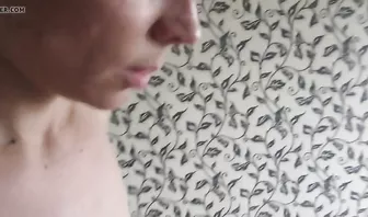 Русская извращенка раздевается и моет голая полы