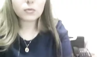 Развратная шлюха сосет дилдо и садится на него пиздой