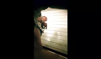 Снимает скрытой камерой задницы молодых телок в метро