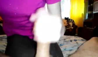 Подруга дрочит член и получает сперму в ротик