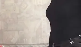 Блондинка беспощадно отымела страпоном парня переодетого в женскую одежду