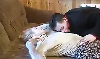 Чувак напоил подругу и потрахал ее волосатую щелку в разных позах