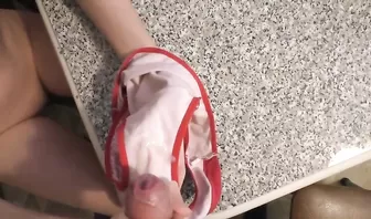 Дрочка пениса руками девушки через трусы